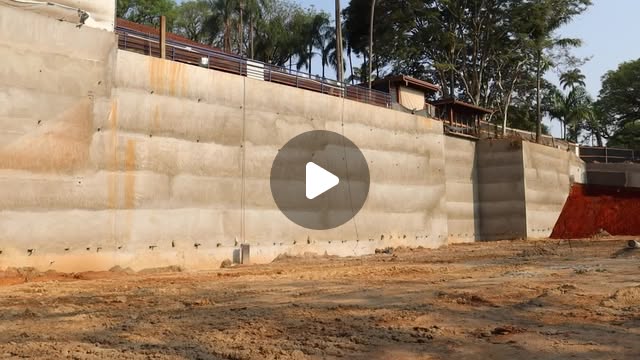 Muro para edifício garagem. Solo grampeado, Cortina atirantada.