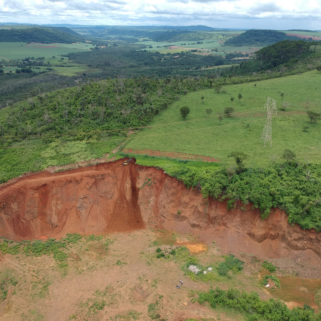 Antes e depois em campo. Solo grampeado, Cortina atirantada.